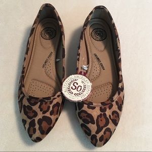 Pointy toe leopard flats